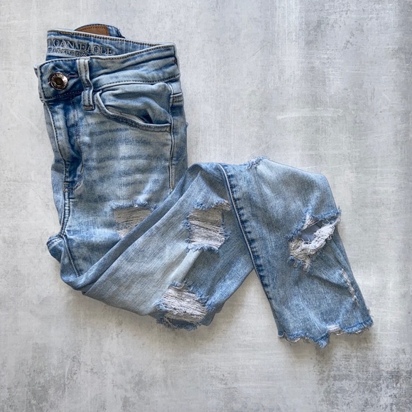 AE high rise distroyed cropped light wash - Picture 1 of 10